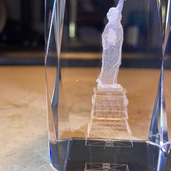 Crystal statue of liberty paperweight - Picture 9 of 11